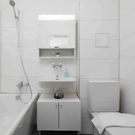 Urban Oasis With Queen Bed And View Be-22 דירה