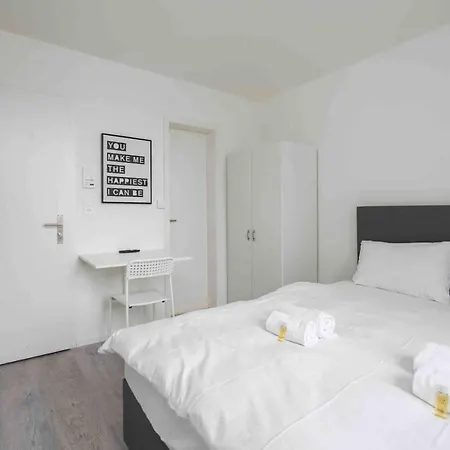 شقة Urban Oasis With Queen Bed And View Be-22